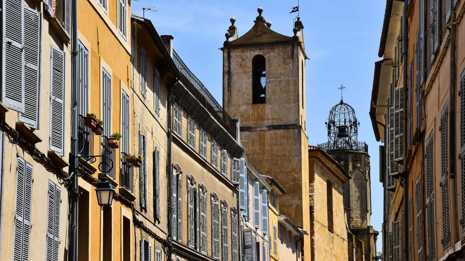 Ruelle et façades ocre d'Aix-en-Provence