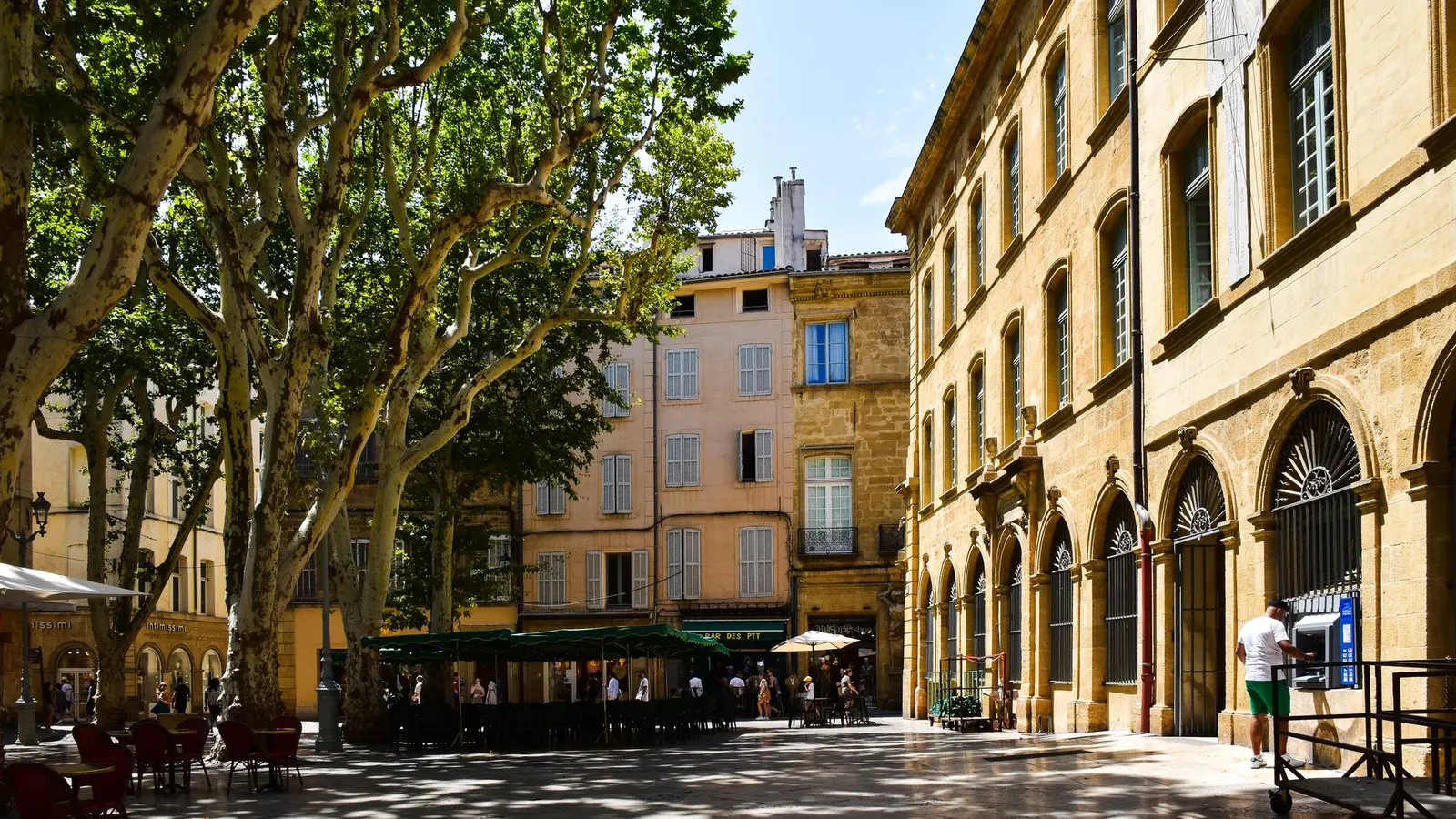 Place ombragée du centre ancien d'Aix-en-Provence