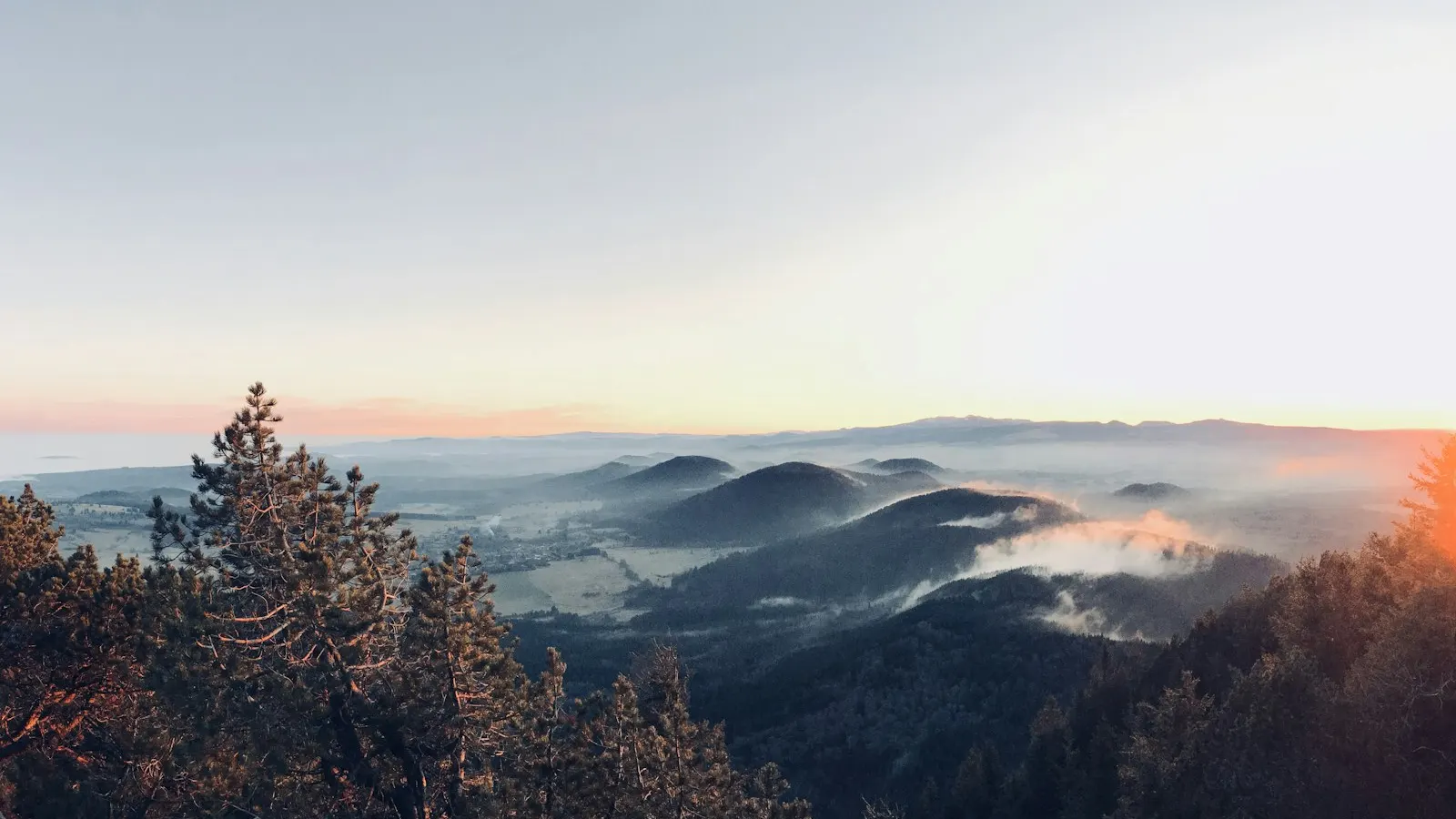 Les volcans de la chaîne des Puys dans la brume, près de Clermont-Ferrand