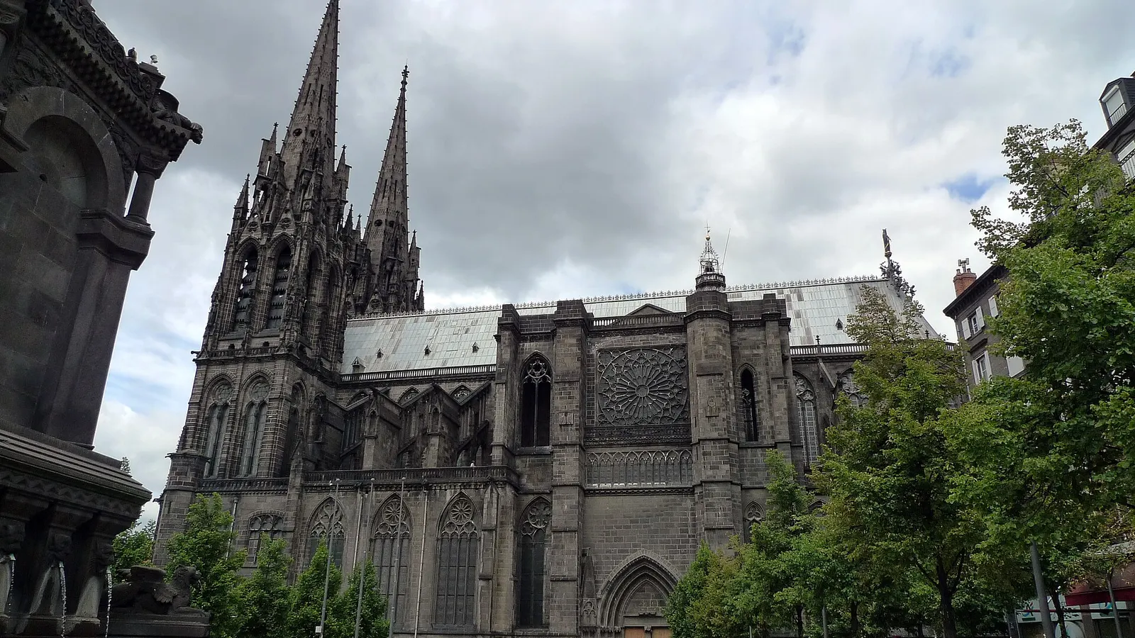 La cathédrale de pierre de Volvic, place de la Victoire, Clermont-Ferrand
