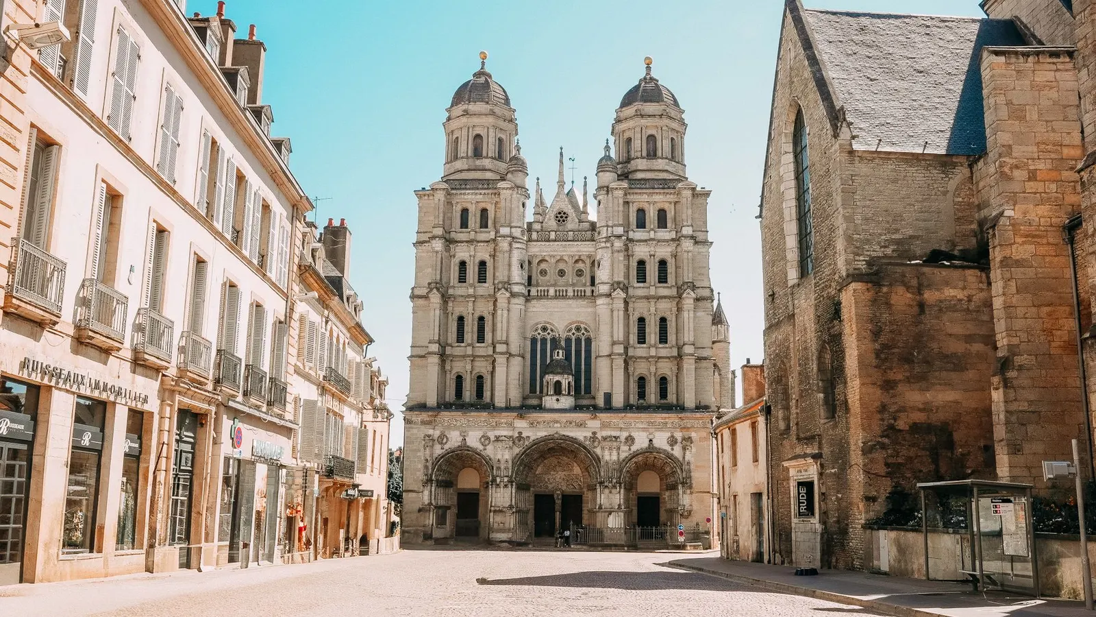 L'église Saint-Michel au bout d'une rue de Dijon