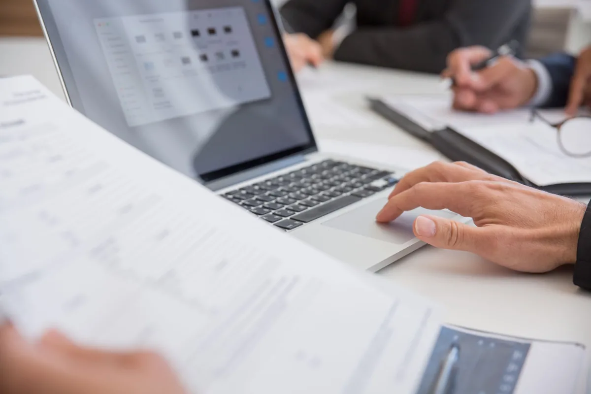 Réunion de travail, documents et ordinateur portable