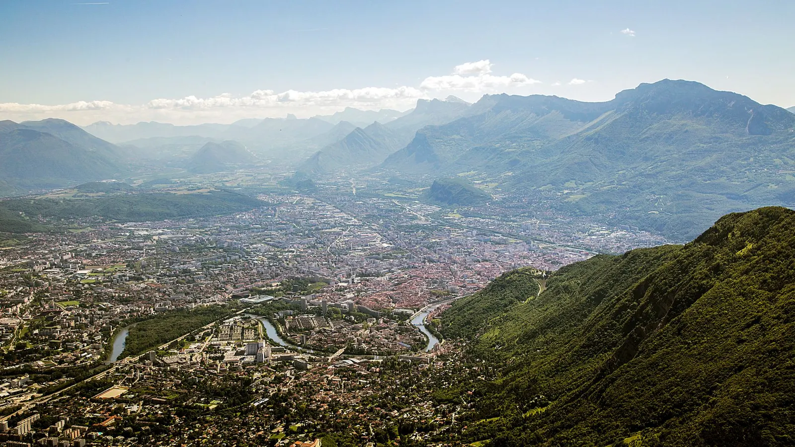 Grenoble vue du ciel, entourée des Alpes