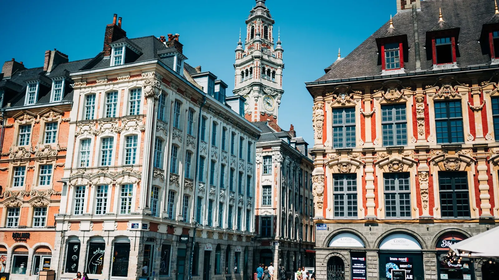 Façades flamandes et beffroi de la Grand-Place de Lille