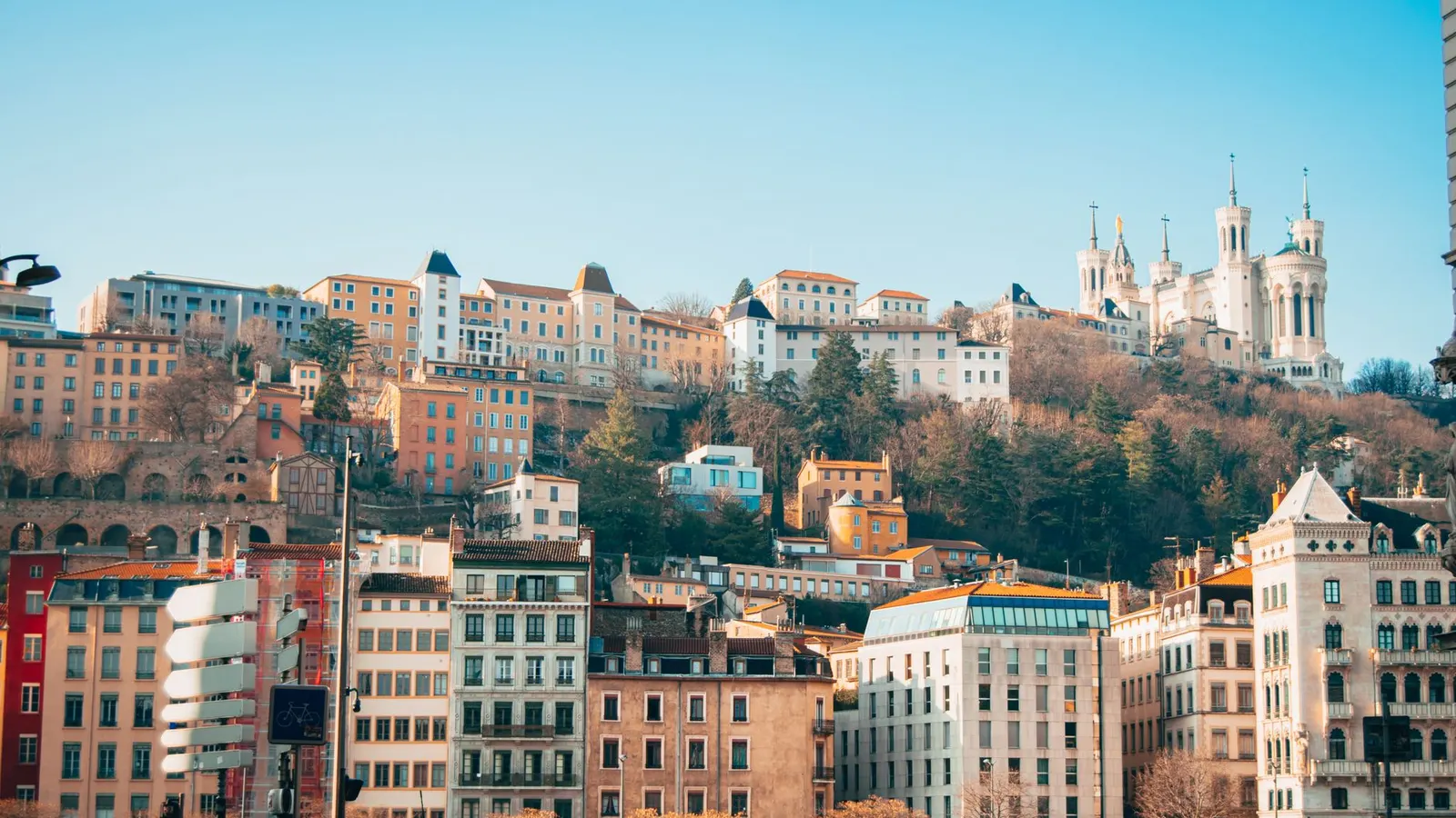 Lyon, les façades colorées et la basilique de Fourvière