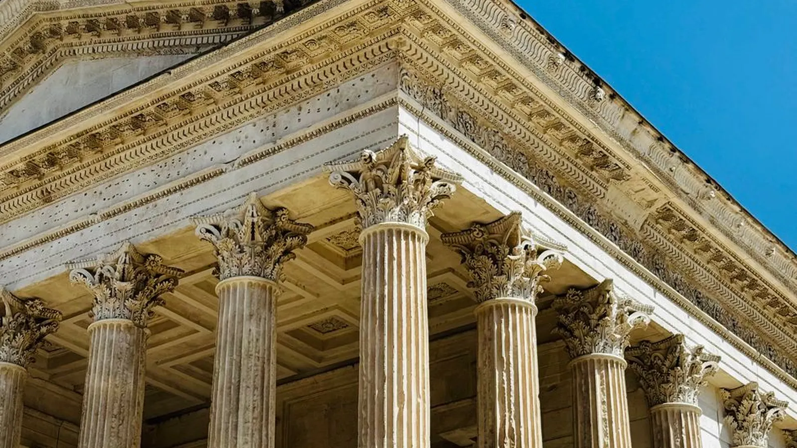 Les colonnes de la Maison carrée, Nîmes