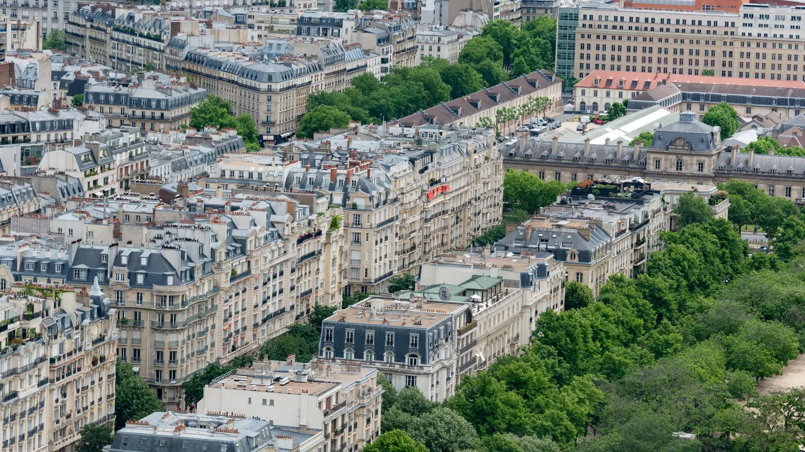 Toits haussmanniens de Paris vus d'en haut