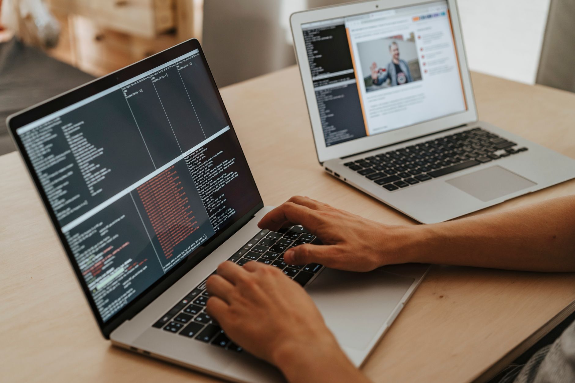 développeur qui code sur un ordinateur portable, terminal de code affiché, second écran ouvert à côté