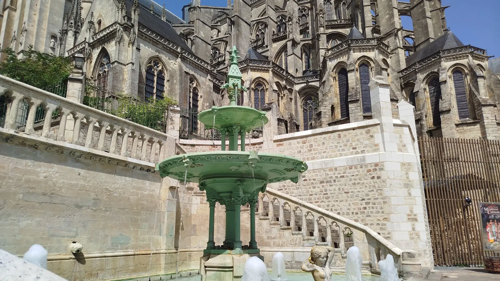 Fontaine et cathédrale, Reims