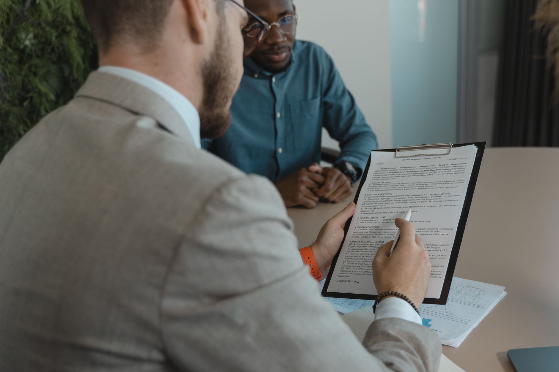 recruteur qui examine les documents et le profil d'un candidat lors d'un entretien