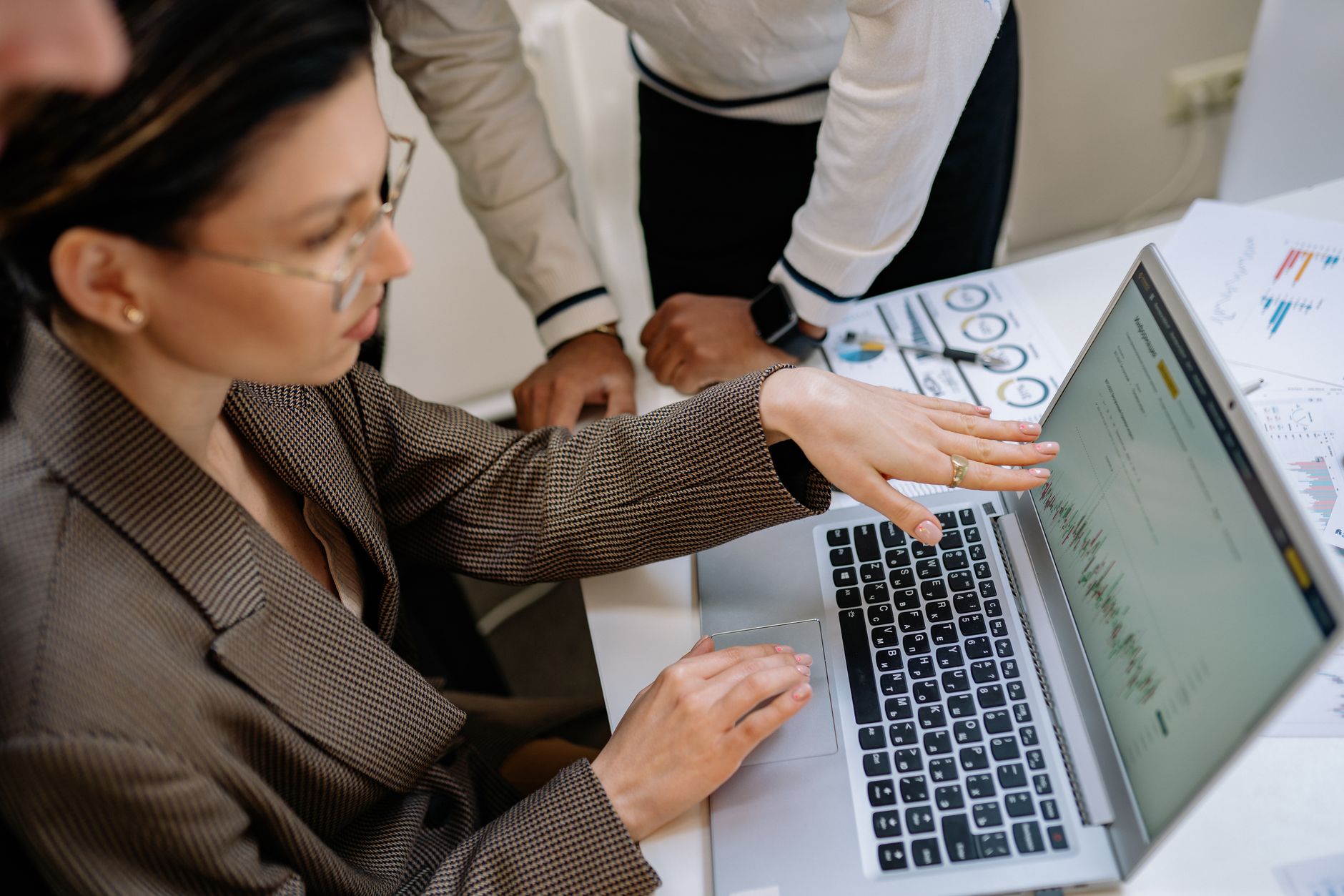 deux collègues qui analysent ensemble des données de recrutement sur un ordinateur portable