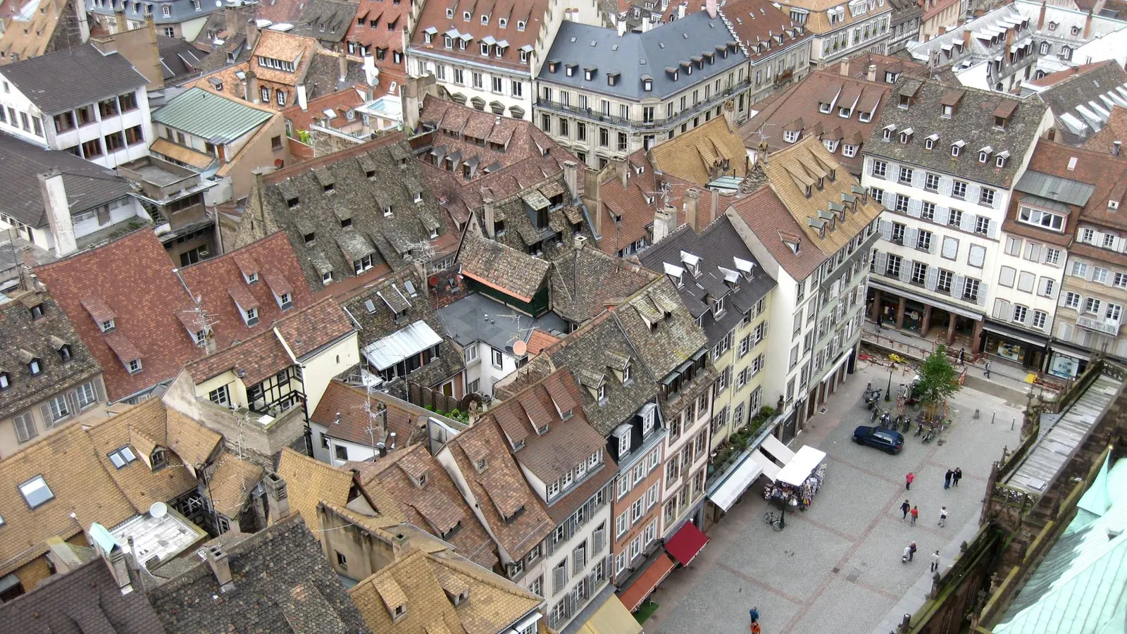 Les toits de la Grande Île de Strasbourg vus du ciel