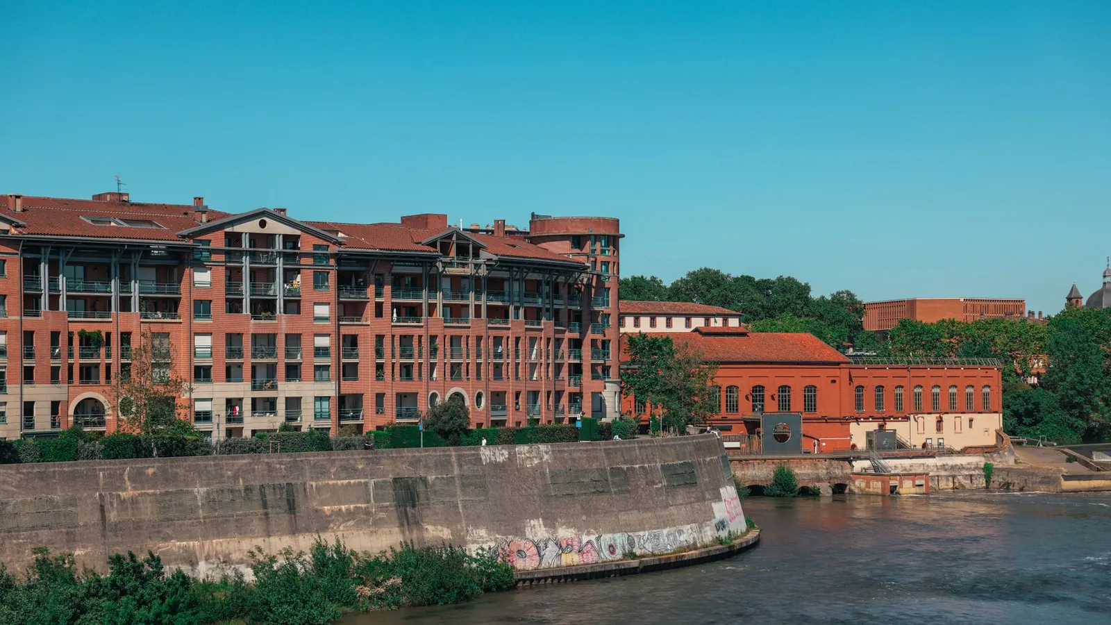 Façades de brique rose au bord de la Garonne, Toulouse