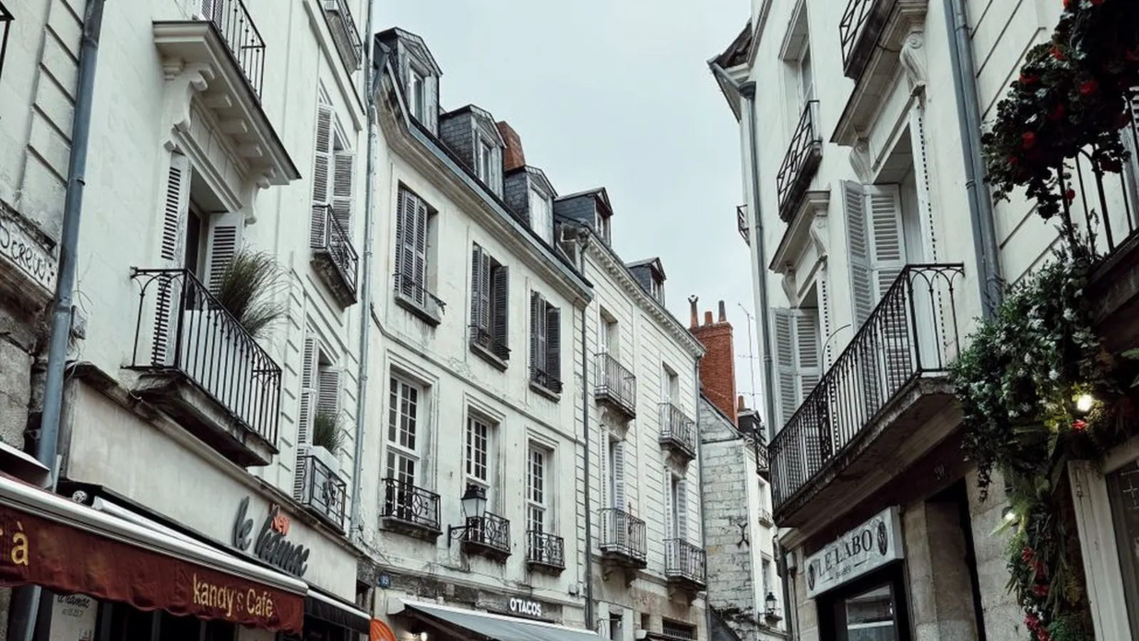 Ruelle et terrasses du Vieux-Tours