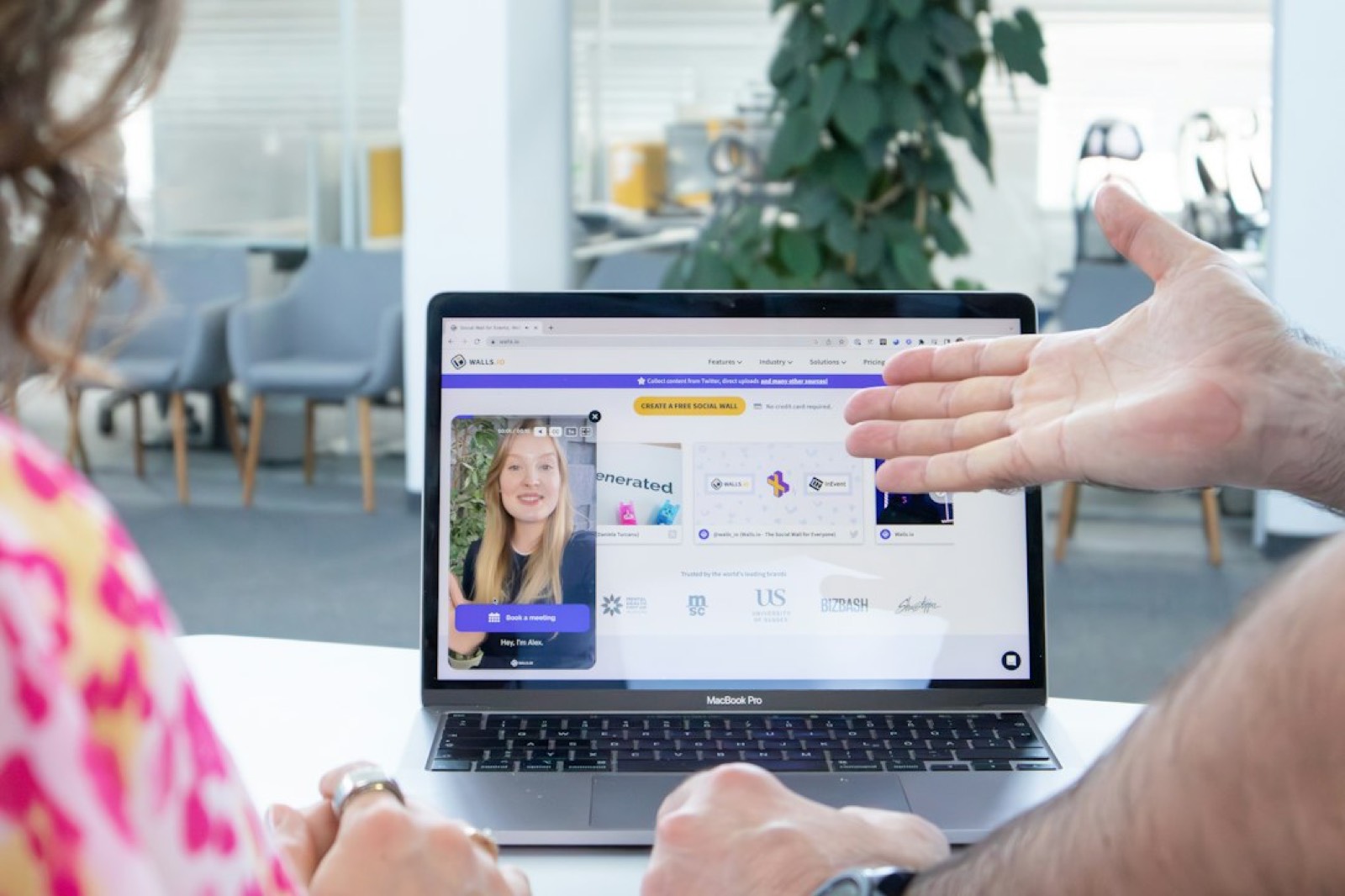 Recruteur en entretien avec un candidat tech devant un écran