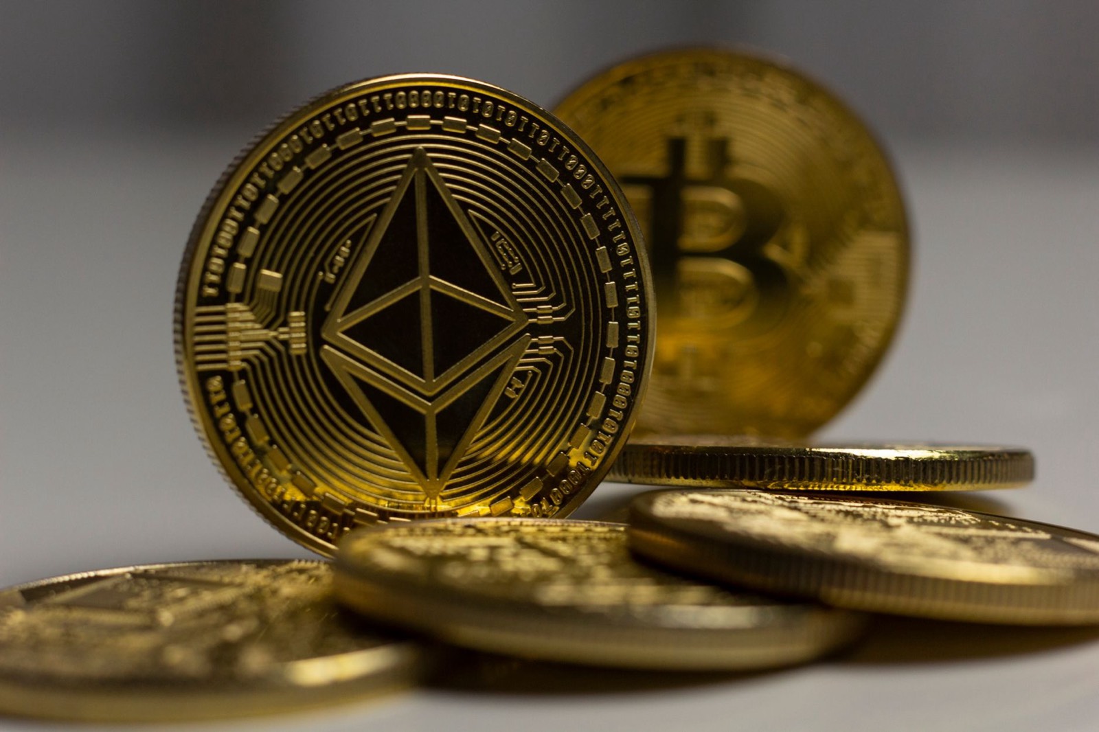Pièces dorées symbolisant le Bitcoin et les cryptomonnaies, marché de mi-octobre 2026