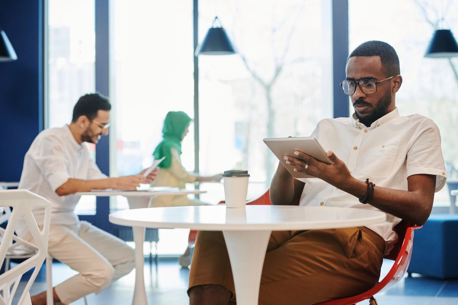 Dirigeants lisant l'actualité crypto et DeFi sur une tablette au bureau