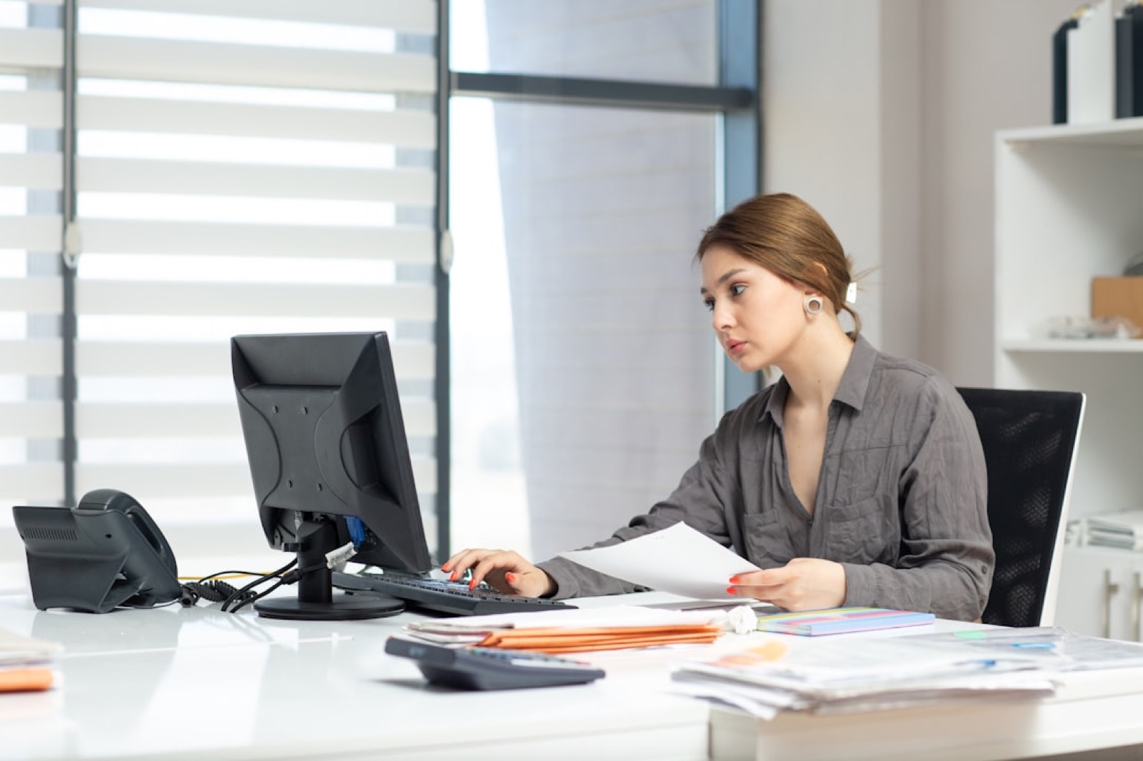Recruteur relisant un CV dans un bureau