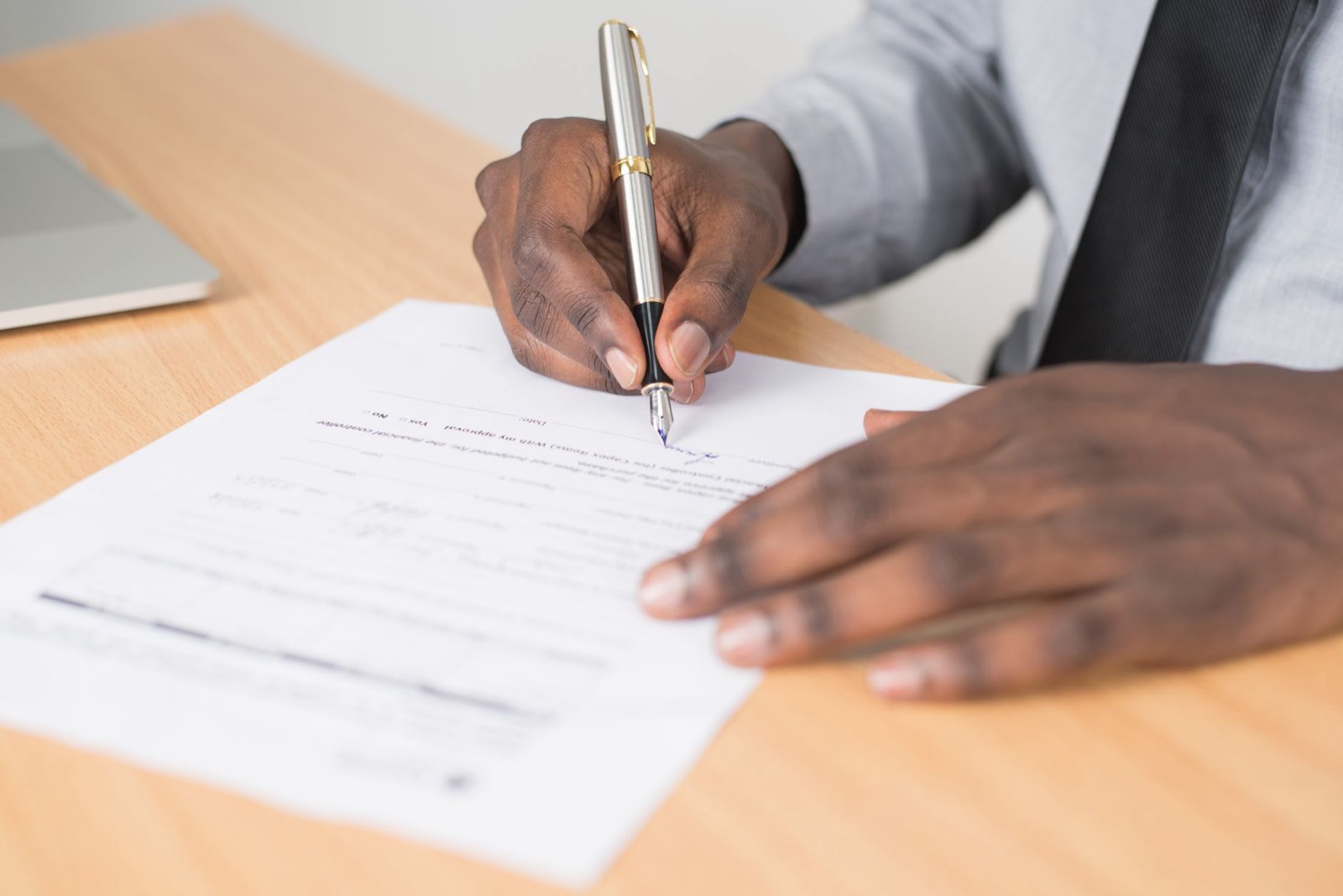 Dossier de prêt étudiant posé sur un bureau avant signature