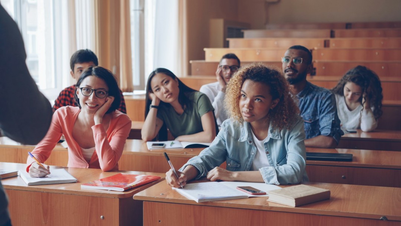 Étudiants assis dans un amphithéâtre pendant une épreuve de concours