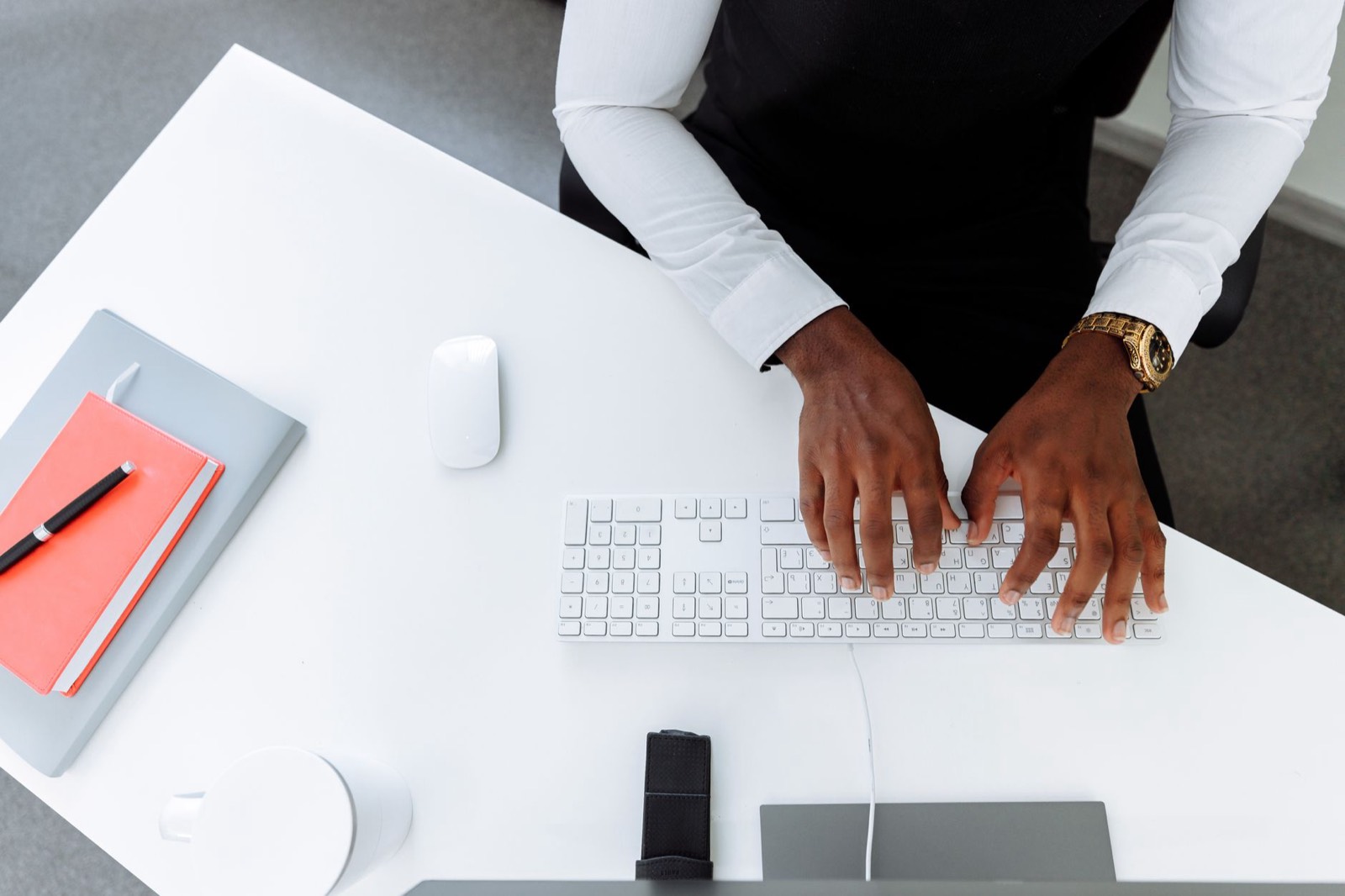 Mains tapant sur un clavier, bureau d'équipe RH