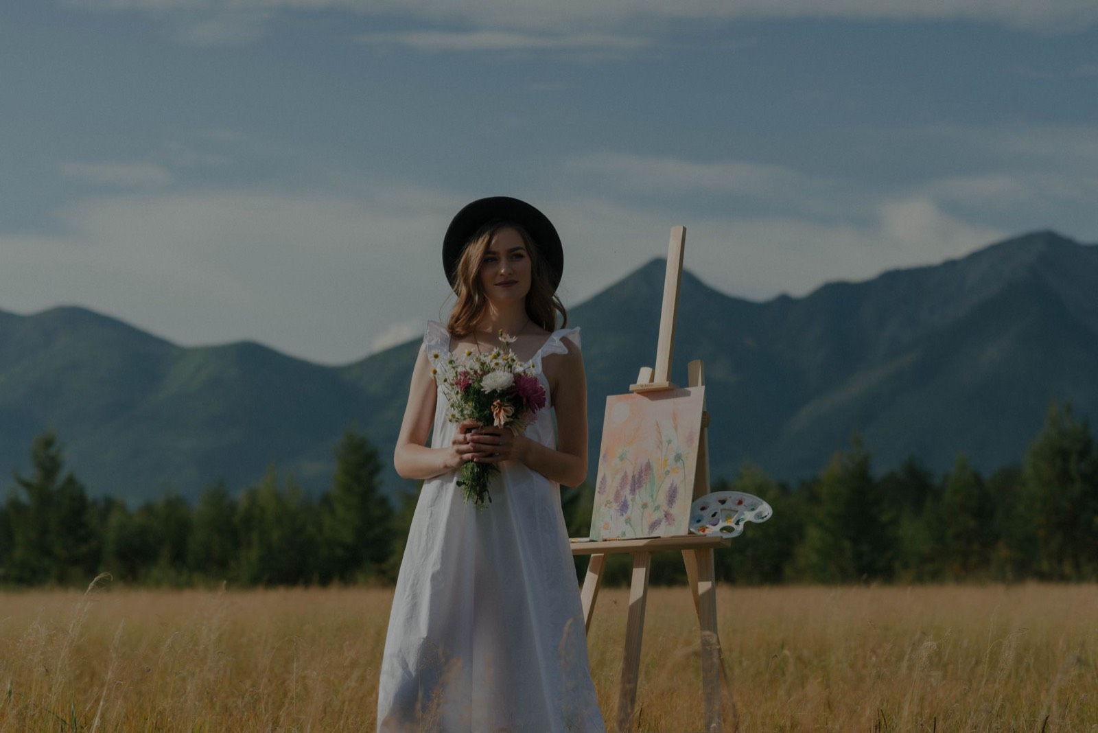 Toile de live painting terminée posée sur un chevalet lors d'un mariage