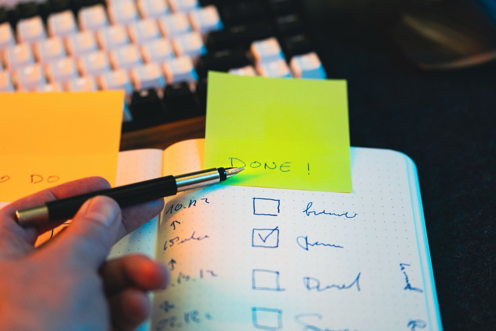 Recruteur consultant une checklist de vérification sur son ordinateur portable